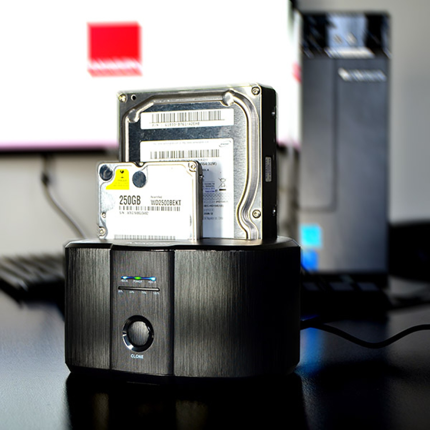 da uživate v hitrosti sodobnih pogonov SSD. Enostavno in hitro kloniranje vsebine priključenih pogonov brez potrebe po povezavi z osebnim računalnikom. Dock HDD se lahko uporablja kot avtonomna naprava za udobno ustvarjanje slike diska. Hitrost kloniranja SSD-ja do 300 MB/s.Branje S.M.A.R.T. informacije